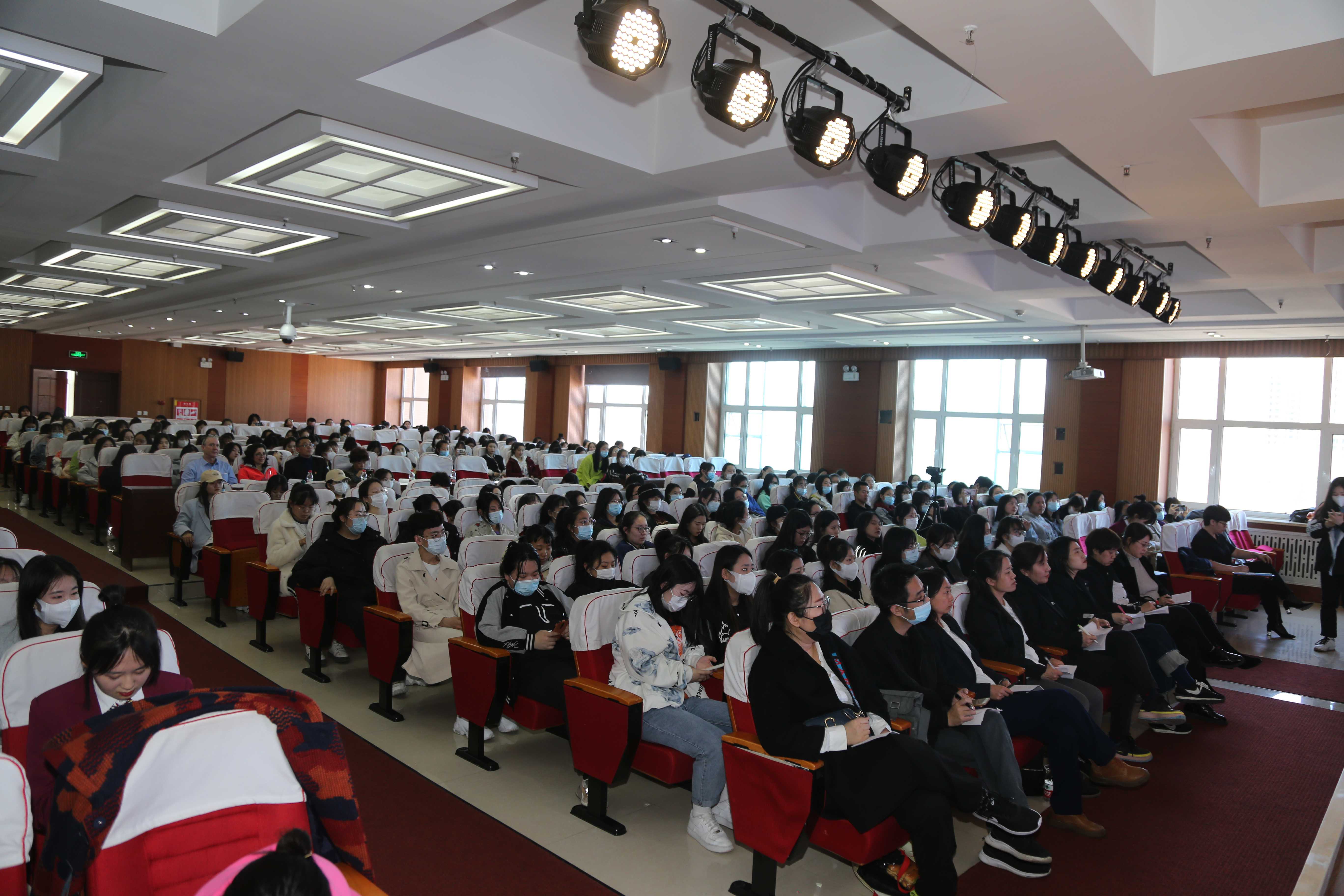 20210410092850_39386.jpg 评委由来自外语系的9名专任教师担任.jpg